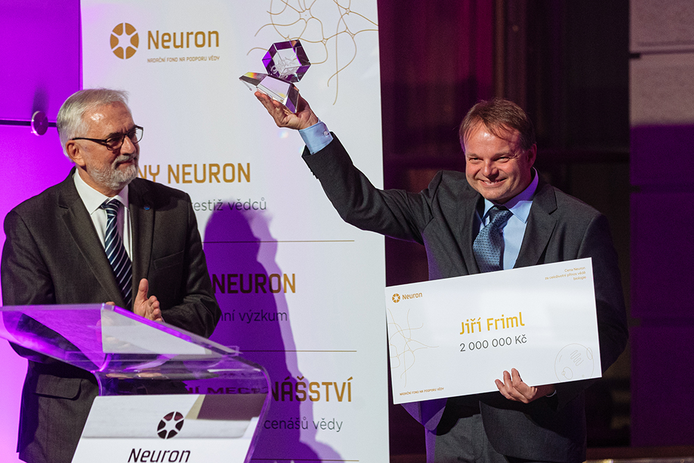 Professor Jiří Friml receiving the Neuron Award on November 6, 2019