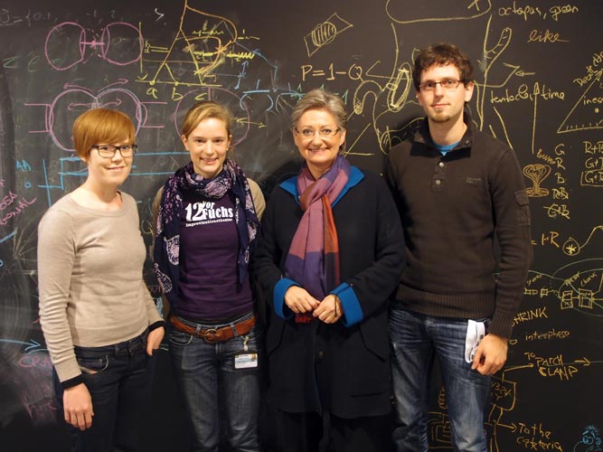 picture of Postdoc Line Ugelvik, PhD Student Magdalena Steinrück, Minister Claudia Schmied and PhD Student Sebastian Novak