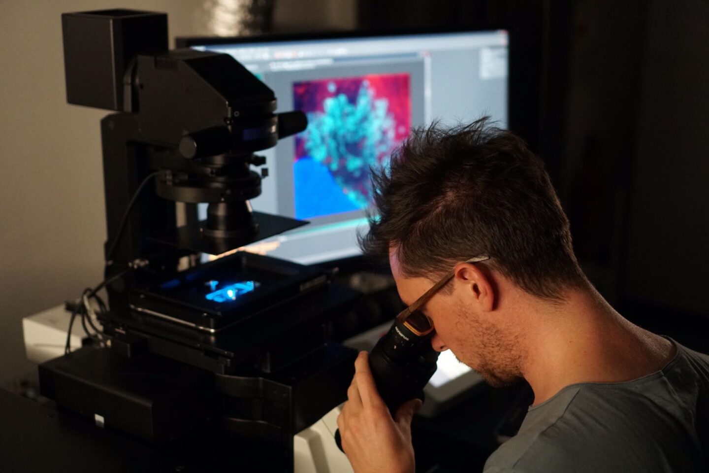 super-resolution microscope in use