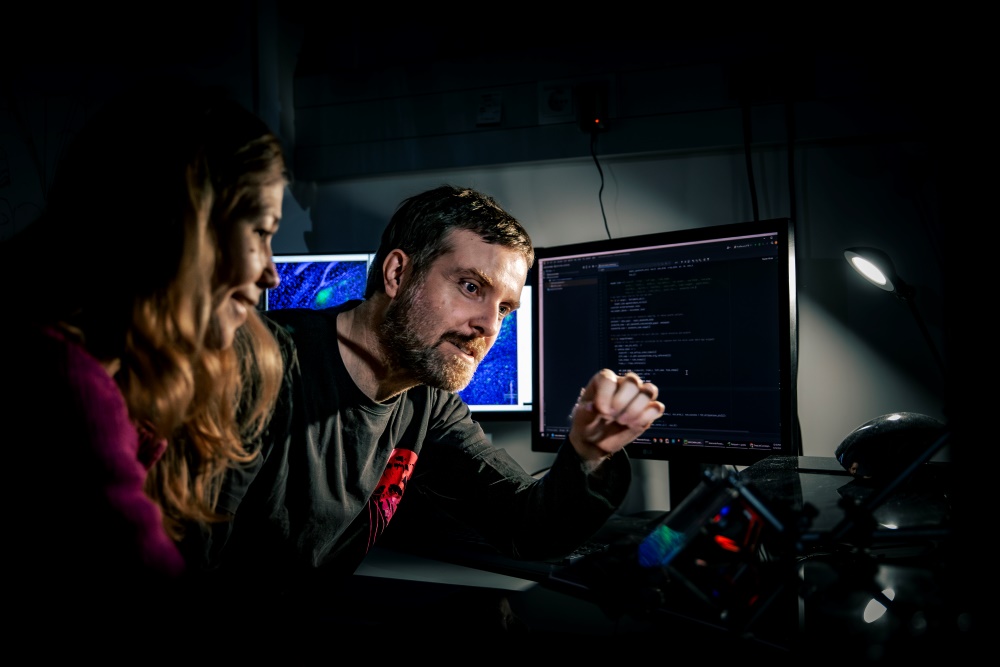 Wissenschafter:innen Olga Symonova und Tomas Vega-Zuniga an der In-vivo-Bildgebungsanlage.