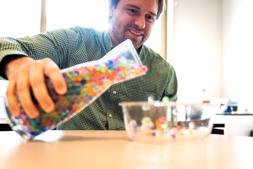 Assistenzprofessor Carl Goodrich und ein Spielzeugmodell amorpher Festkörper.