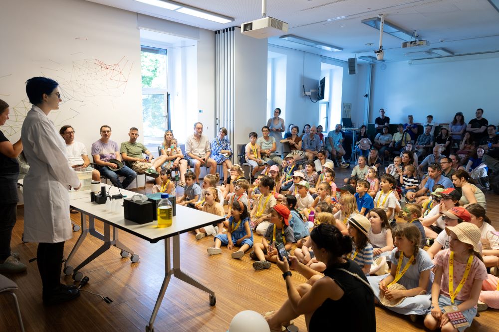 Für die kleinsten Besucher:innen ab 4 Jahren gab es speziell zugeschnittene Angebote wie „Chemie zum Staunen“ und die „Zauberhafte Physik Mini-Show“.