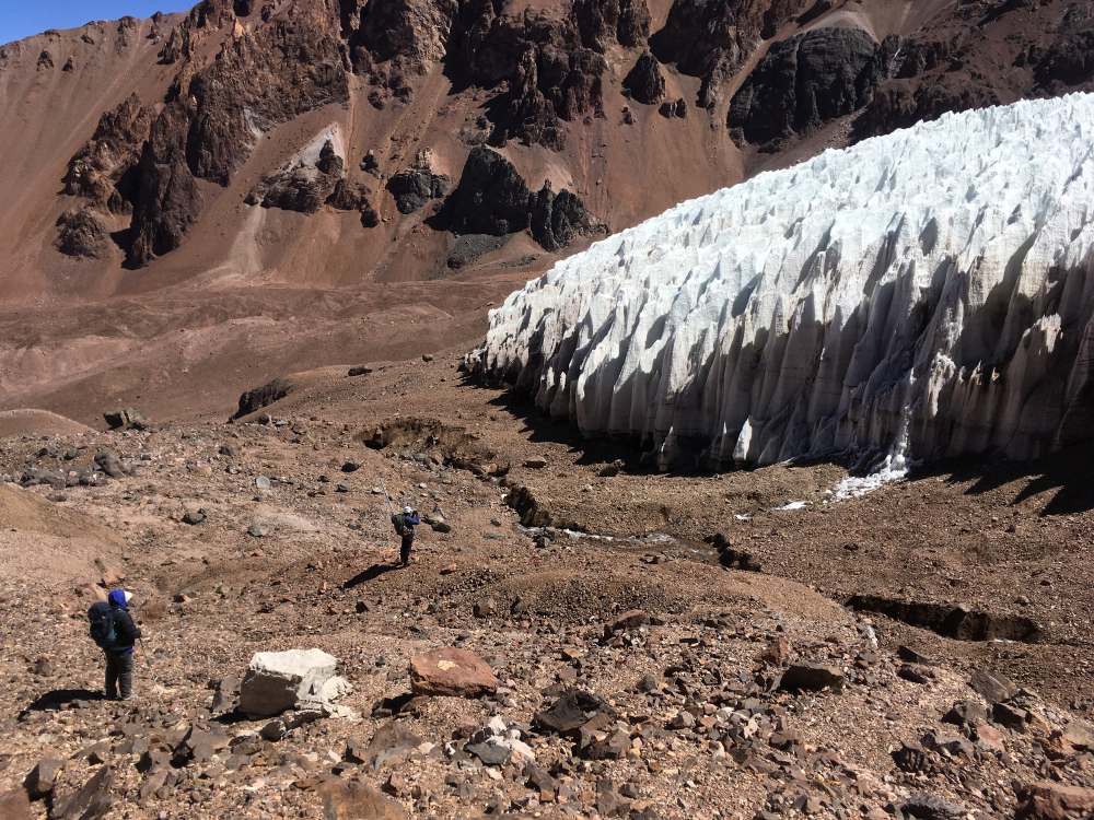 Der Tapado-Gletscher, ein Beispiel für einen Gletscher in der trockenen Landschaft der südlichen Anden, Chile.