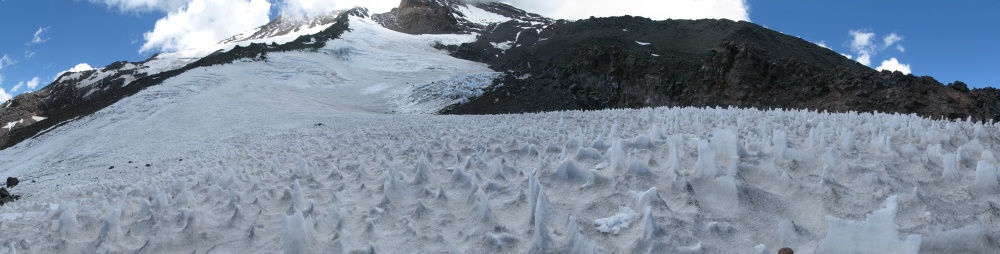 Gletscher an den Hängen des Vulkans San José im Einzugsgebiet des Maipo-Flusses in der Nähe von Santiago, Chile.