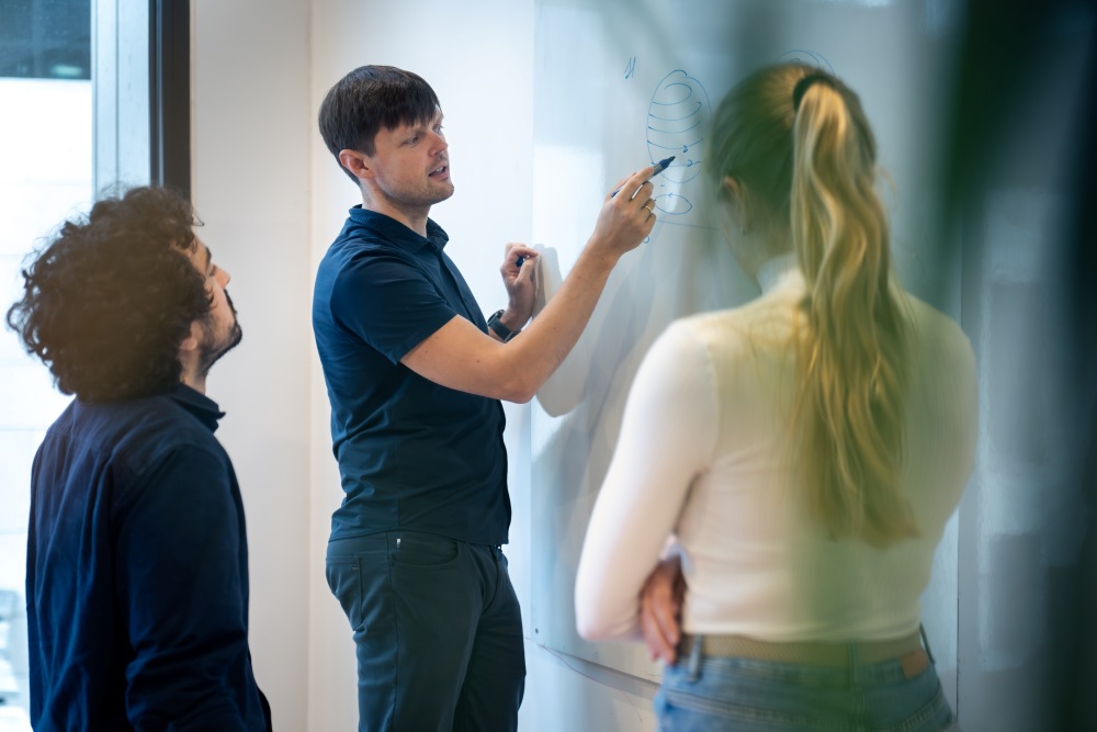 Forscher:innen aus der Serbyn Gruppe und der Hof Gruppe arbeiten gemeinsam an weit voneinander entfernten Bereichen der Physik, die nicht dieselbe Sprache sprechen.