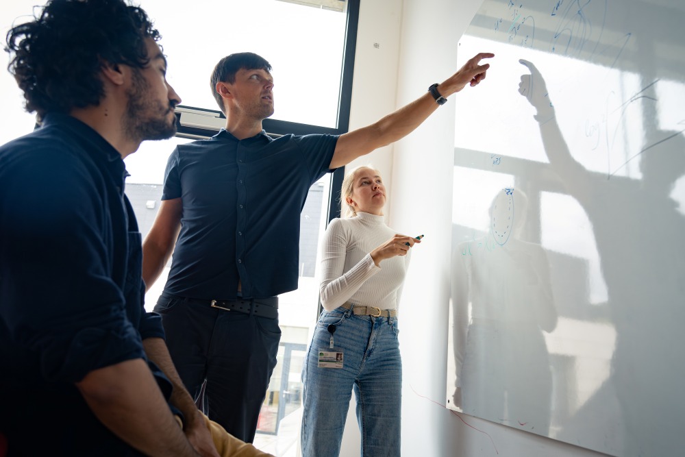 Der kürzlich promovierte Gökhan Yalnız, Professor Maksym Serbyn und die Erstautorin der Studie und ISTA-Doktorandin Elena Petrova.
