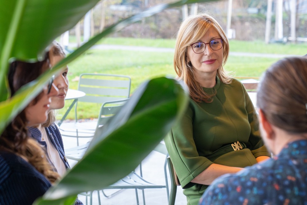 EU-Kommissarin Ekaterina Zaharieva im Gespräch mit Postdoktorand:innen und Doktorand:innen.