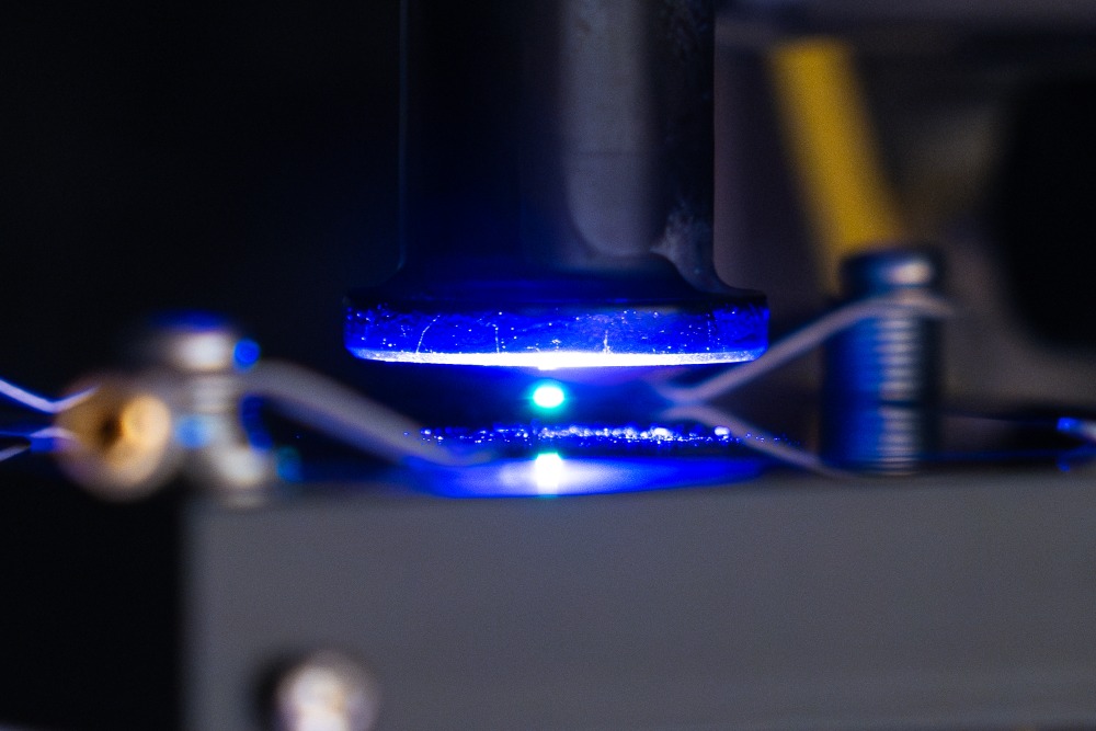 A particle is being levitated in the acoustic levitation setup in the Waitukaitis group’s lab at ISTA.