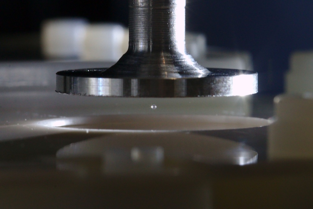 Versuchsaufbau mit einem akustisch schwebenden Quarzkorn.