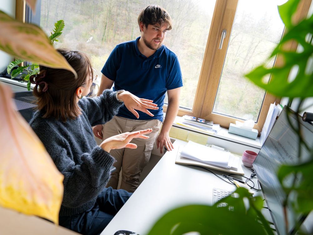 Assistenzprofessorin Lisa Bugnet und PhD‑Student Lukas Einramhof