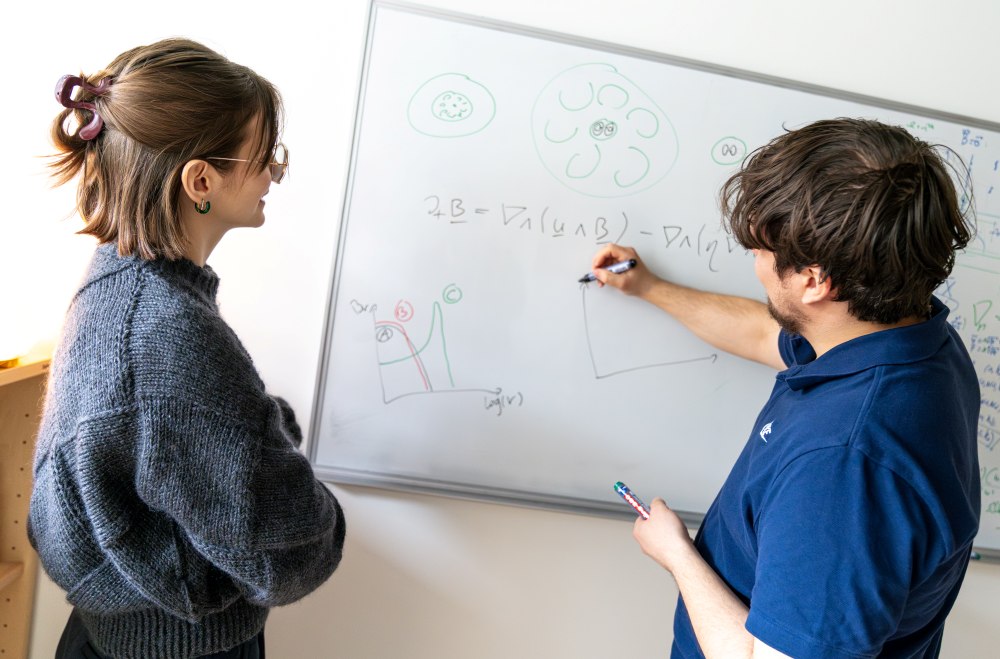 Assistenzprofessorin Lisa Bugnet und PhD‑Student Lukas Einramhof