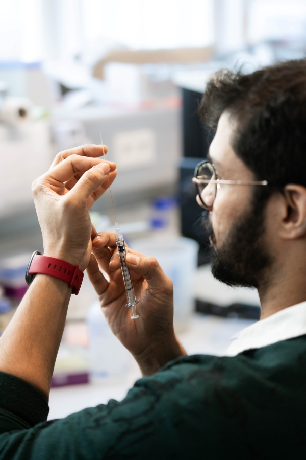 Suyash Naik bereitet die Spritze vor, mit der er die Embryos in eine Petrischale unter dem Mikroskop transferiert.