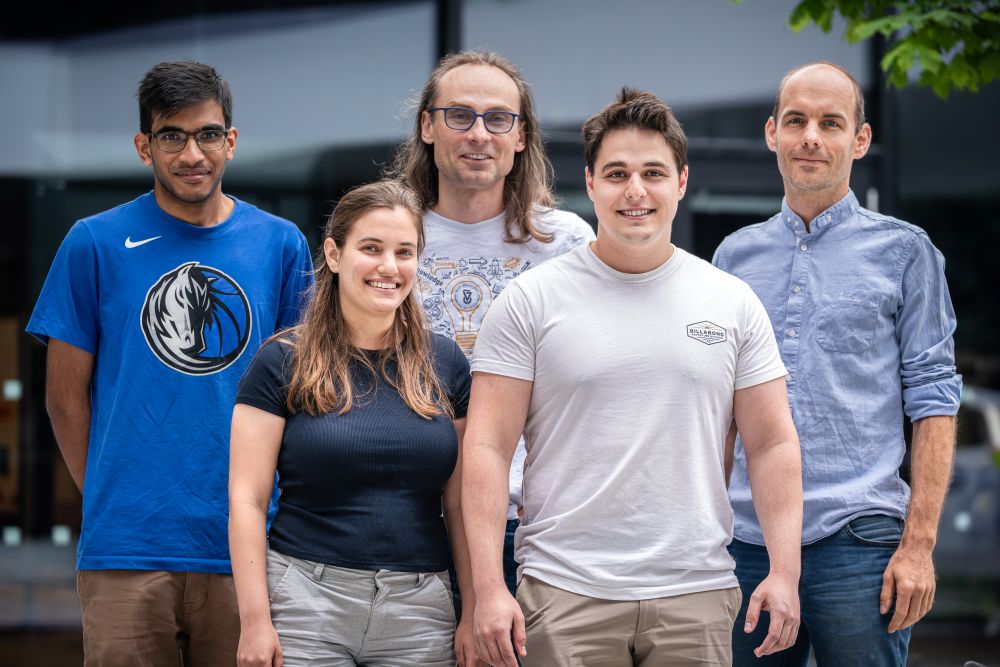 Von links nach rechts: Advaith Maddipatla, Meital Bojan, Alex Bronstein, Nadav Sellam Bojan und Paul Schanda.