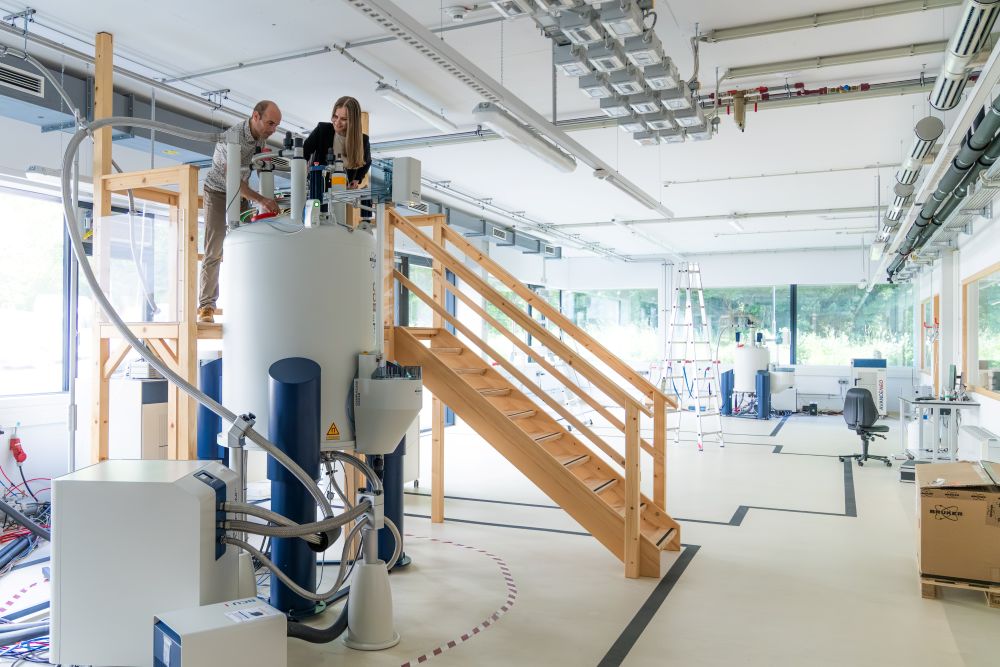 Professor Paul Schanda and PhD student Lea Becker in the ISTA NMR Facility.