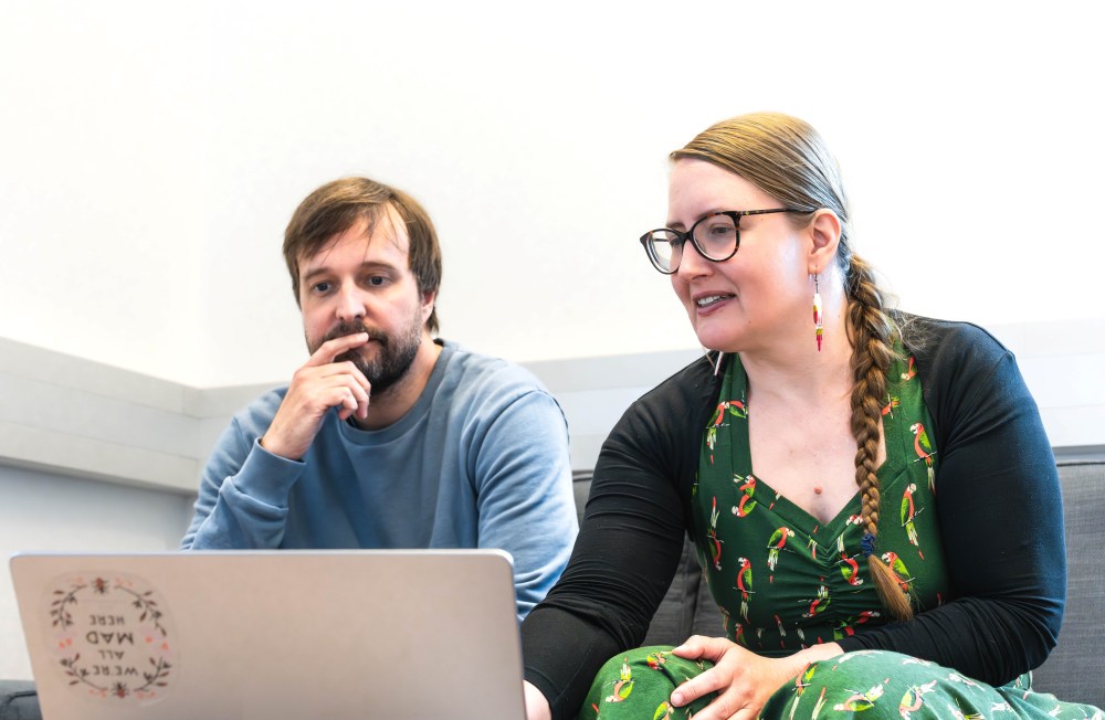 Professor Matthew Robinson and postdoc Ilse Krätschmer looking at data on a computer screen.