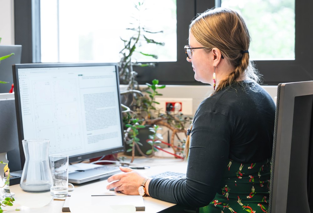 The study’s first author, Ilse Krätschmer, a postdoctoral researcher at ISTA, examines data.