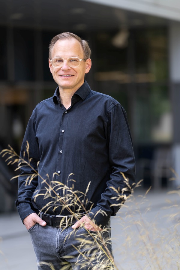 Simon Hippenmeyer. Der Schweizer Neurowissenschafter untersucht gemeinsam mit seiner Forschungsgruppe am Institute of Science and Technology Austria (ISTA) wie sich das Gehirn aus Stammzellen entwickelt.