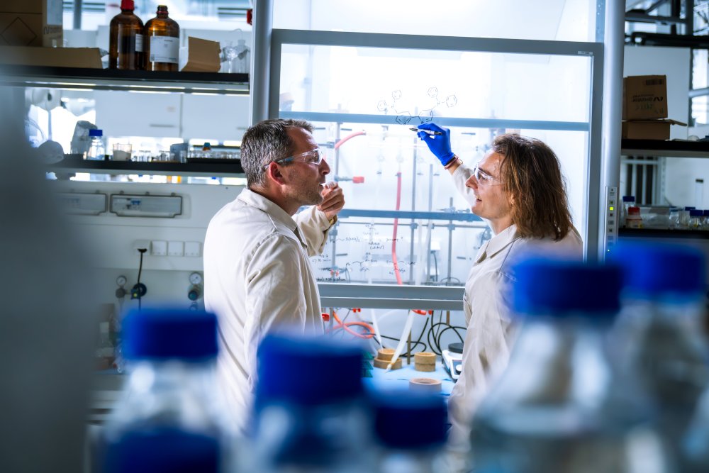 Bartholomäus Pieber and Aleksander Bena in the lab.