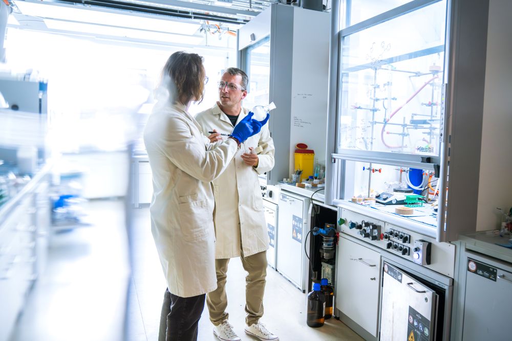 The Pieber group at ISTA aims to unlock the full potential of visible-light-induced catalysis as a powerful and sustainable strategy for synthetic organic chemistry. Researchers Aleksander Bena (left) and Bartholomäus Pieber (right).