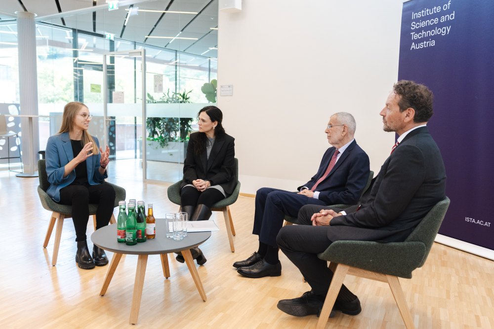 Assistant Professor Julia Reisenbauer (far left) presented her research on enzymes. The chemist investigates questions that may be relevant to medicine and agriculture, among other fields. Maria Ibáñez, Verbund Professor for Energy Sciences and head of the Werner Siemens Thermoelectric Laboratory (second from left), spoke with Alexander Van der Bellen and Martin Hetzer about her energy research.