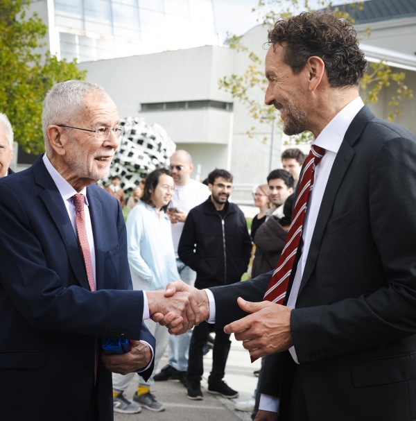 ISTA President Martin Hetzer (right) welcomes Federal President Alexander Van der Bellen (left) to the campus of the Institute of Science and Technology Austria (ISTA) in Klosterneuburg.