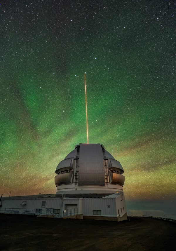 Der künstliche Laserleitstern des Gemini-North-Teleskops wird in die Atmosphäre gerichtet.